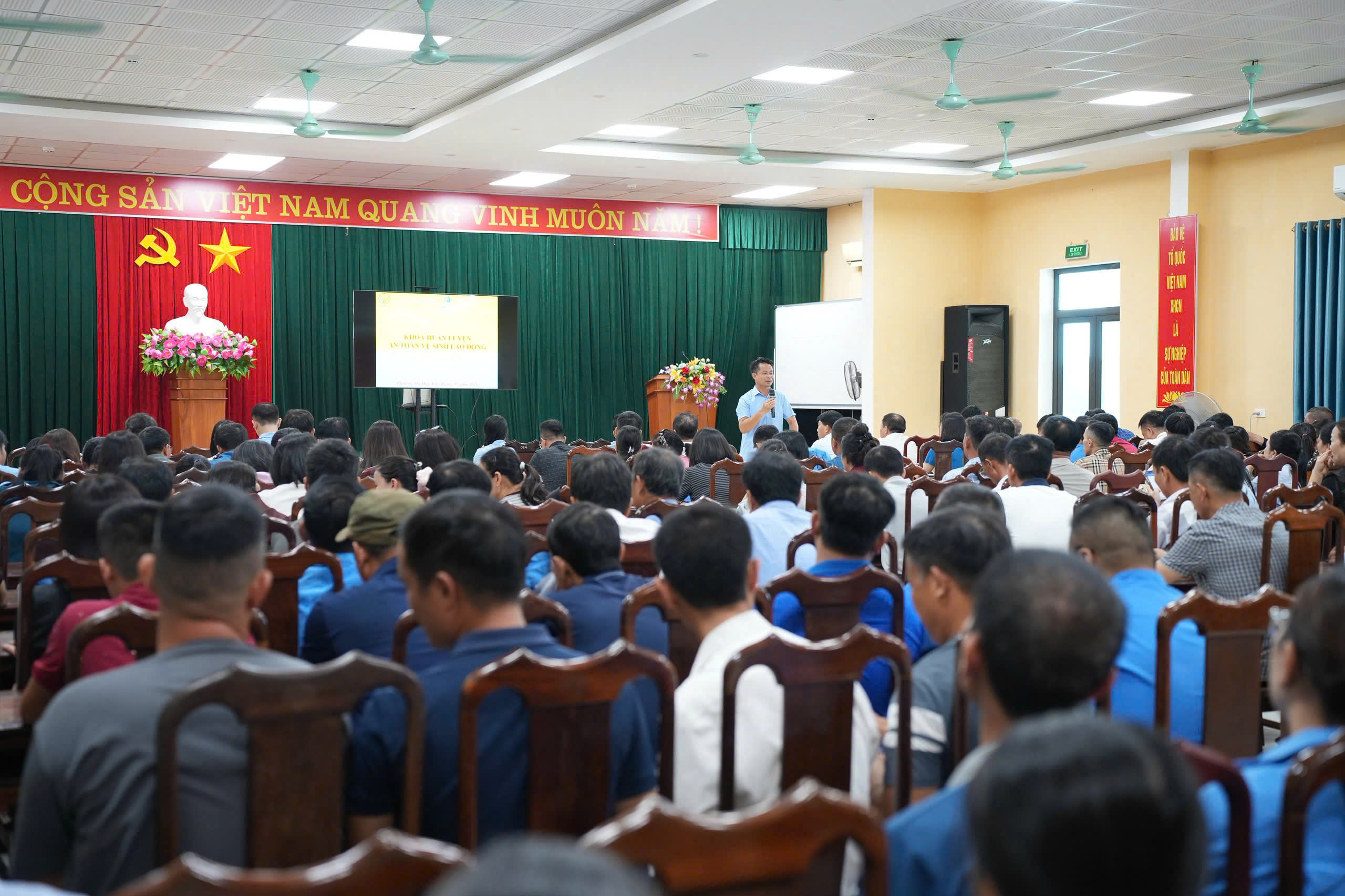 Lớp đào tạo an toàn hội trường đông học viên