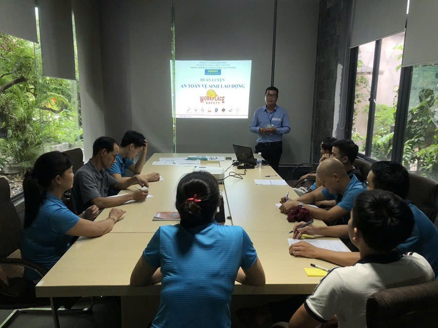 Lớp huấn luyện an toàn thực tế tại phòng họp doanh nghiệp